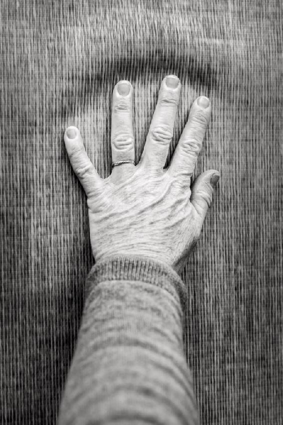 main au contact du lin